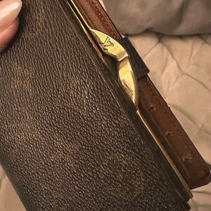 Louis Vuitton RARE KISS LOCK wallet. No call outs